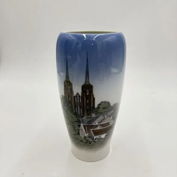 Vintage Royal Copenhagen Vase #4557 Roskilde Gothic Cathedral 6 3/4 H